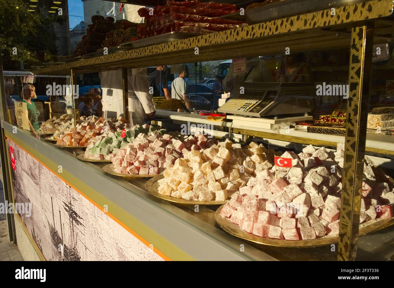 Istanbul, Turquie - septembre 2018: Grand assortiment de bonbons turcs rahat lokum dans la fenêtre du magasin de délices turcs. Banque D'Images