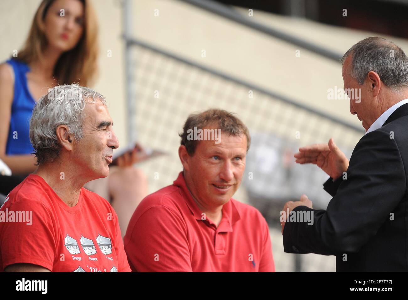 FOOTBALL - CHAMPIONNAT FRANÇAIS 2012/2013 - L1 - STADE RENNAIS / OLYMPIQUE LYONNAIS - 11/08/2012 - PHOTO PASCAL ALLEE / SPORTS CHAUDS / DPPI - RAYMOND DOMENECH, ERIC BLAHIC ENTRAÎNEUR ADJOINT EA GUINGAMP ET BERNARD LACOMBE DIRECTEUR GÉNÉRAL OLYMPIQUE LYONNAIS Banque D'Images