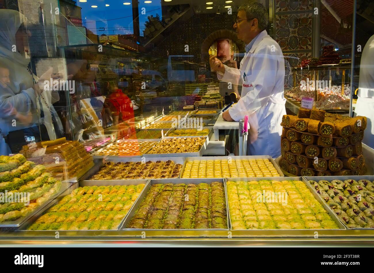 Istanbul, Turquie - septembre 2018 : magasin de baklava avec un grand assortiment de bonbons traditionnels turcs. Vue à travers le magasin Windows pour le plaisir turc. Banque D'Images