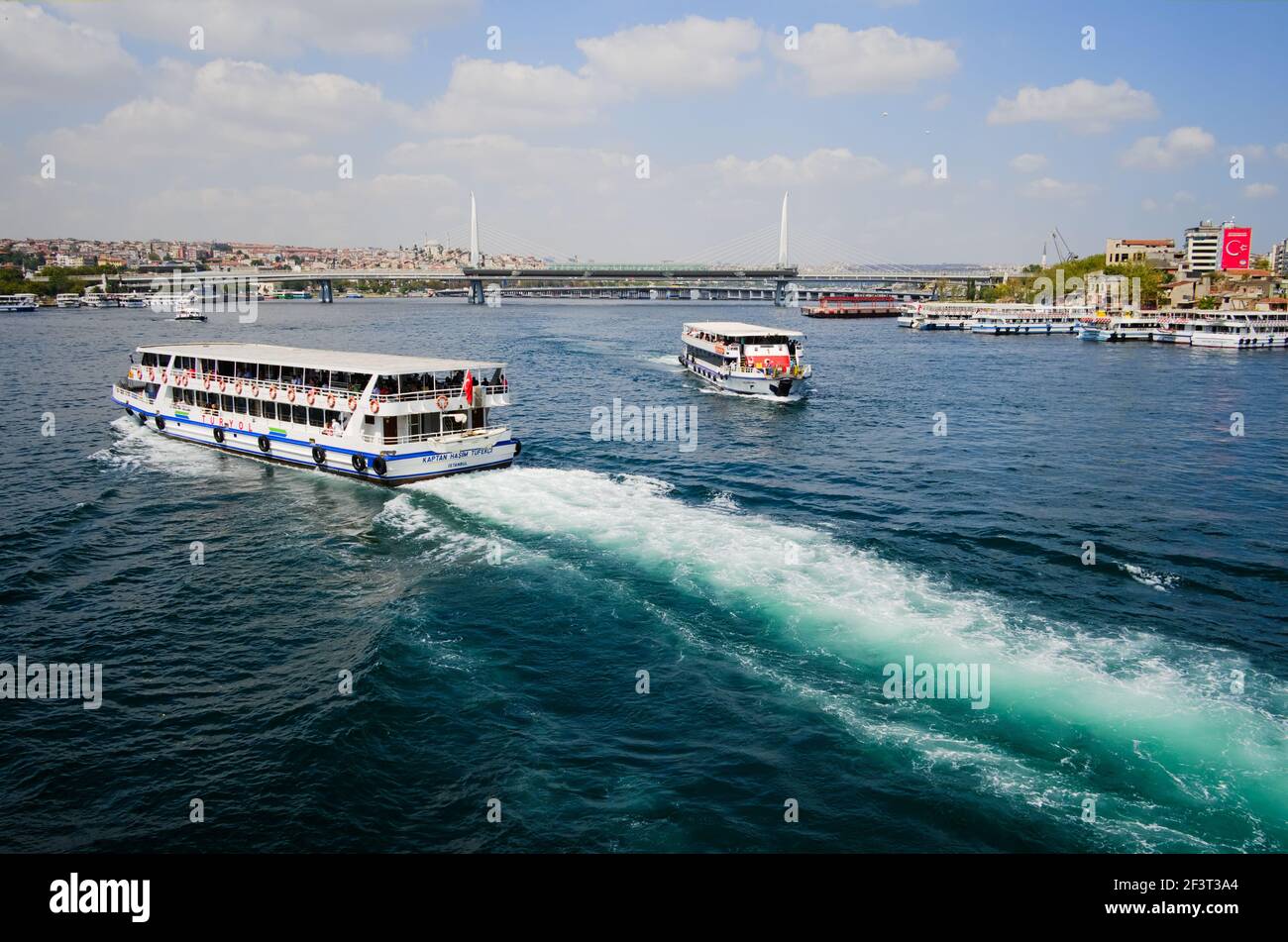 Istanbul, Turquie - septembre 2018 : deux bateaux-ferries passagers dans le Bosphore. Transport maritime public dans la baie de Gold Horn à Istanbul. Vue de Banque D'Images
