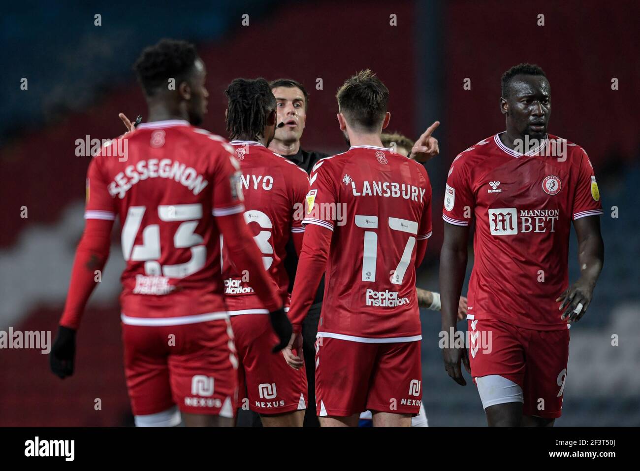 Blackburn, Royaume-Uni. 17 mars 2021. L'arbitre Craig Hicks déonde les protestations des joueurs de Bristol City après avoir donné une décision contre eux à Blackburn, Royaume-Uni, le 3/17/2021. (Photo de Simon Whitehead/News Images/Sipa USA) crédit: SIPA USA/Alay Live News Banque D'Images