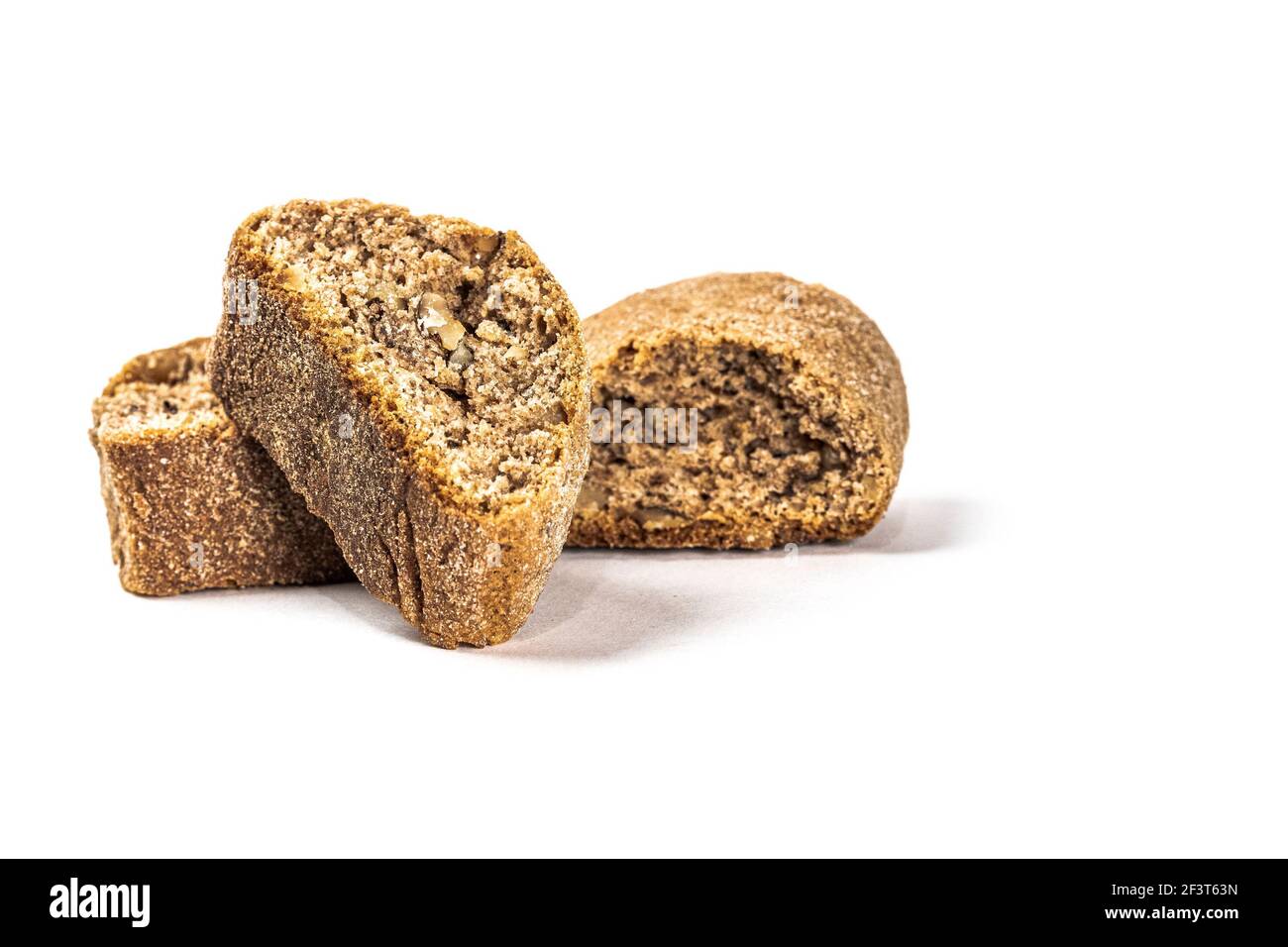Les biscuits secs du paquet reposent sur un blanc feuille de papier Banque D'Images
