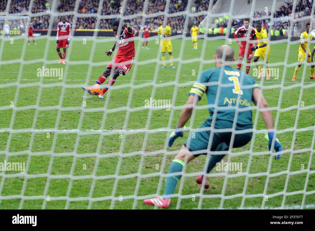 Football - Championnat de France 2013/2014 - Ligue 1 - FC Nantes / Olympique Lyonnais le 9 février 2014 au Stade de la Beaujoire de Nantes , France - photo Pascal Allee / DPPI - BAFETIMBI GOMIS (OL) MARQUE LE DEUXIÈME BUT POUR LE LIONNAIS OLYMPIQUE Banque D'Images