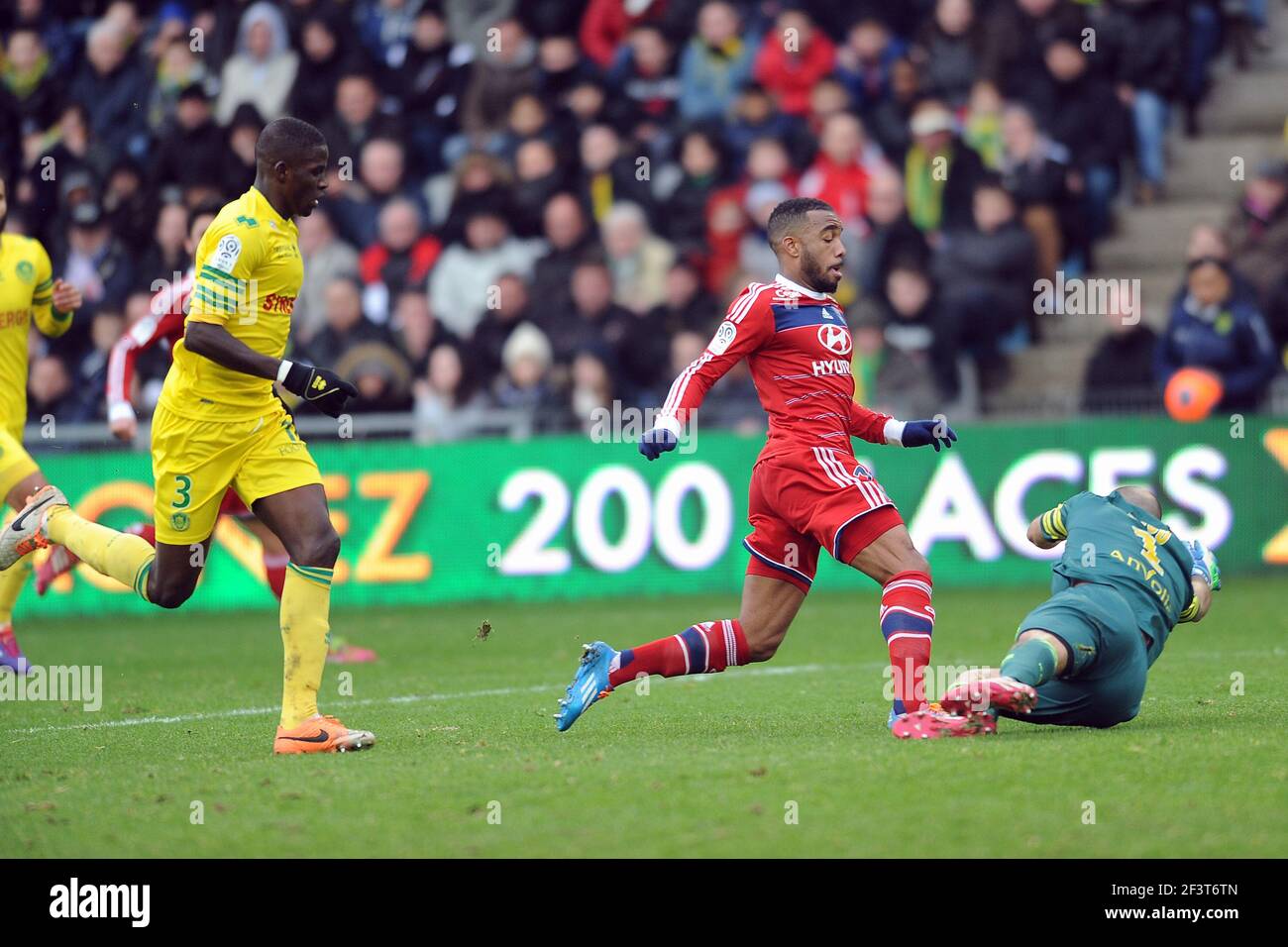 Football - Championnat de France 2013/2014 - Ligue 1 - FC Nantes / Olympique Lyonnais le 9 février 2014 au Stade de la Beaujoire de Nantes , France - photo Pascal Allee / DPPI - CE MANQUE DE REMY RIOU (FCN), ALEXANDRE LACAZETTE ET OLYMPIQUE LIONNAIS OBTENIR UNE PÉNALITÉ Banque D'Images