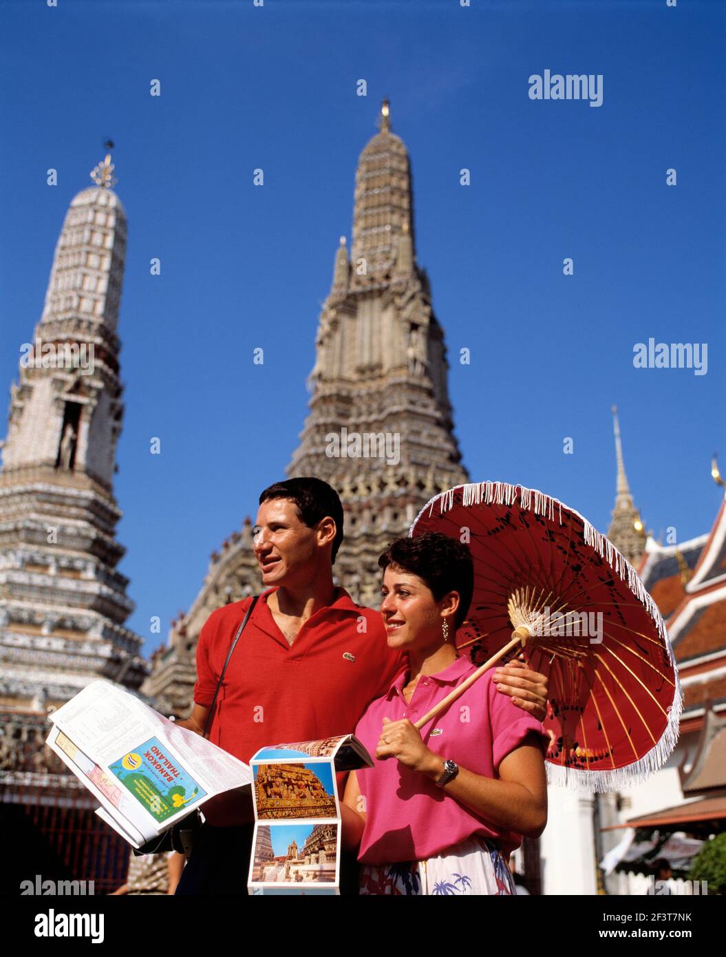 La Thaïlande. Bangkok. Les touristes au Wat Arun le Temple de l'aube. Banque D'Images