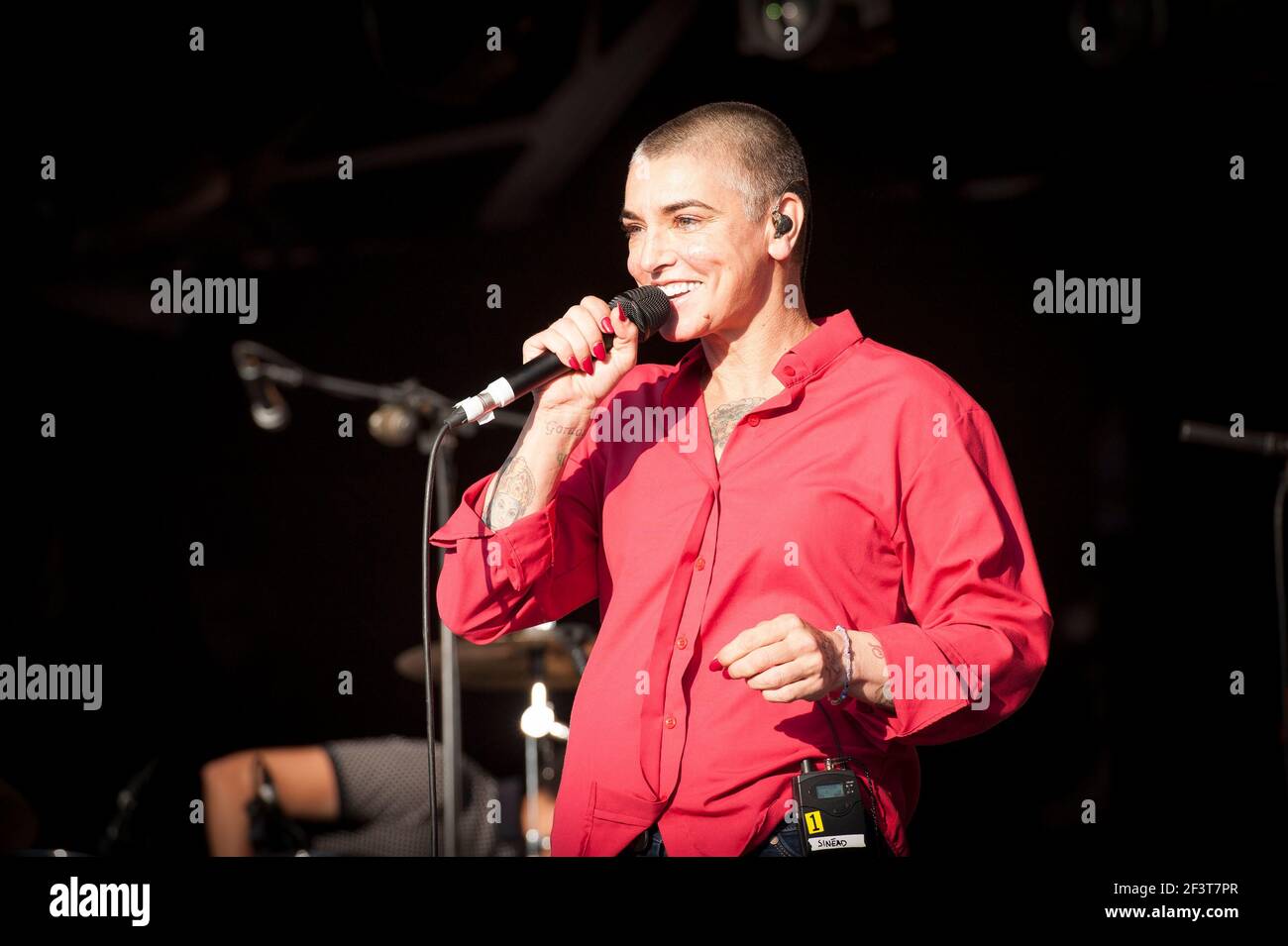 Sinead O'Connor se produit en direct sur scène le jour 3 du Camp Besal 2014, Château de Lulworth - Dorset Banque D'Images