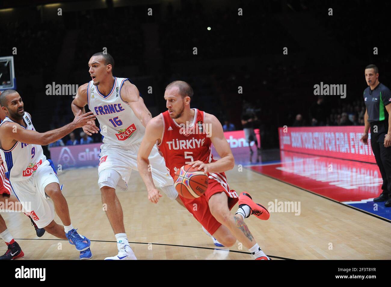 Sinan GULER de Turquie, Rudy Gobert et Tony Parker de France en action lors  de la finale 1/8 de basket-ball Euro 2015 entre la France contre la Turquie  au stade Pierre Mauroy