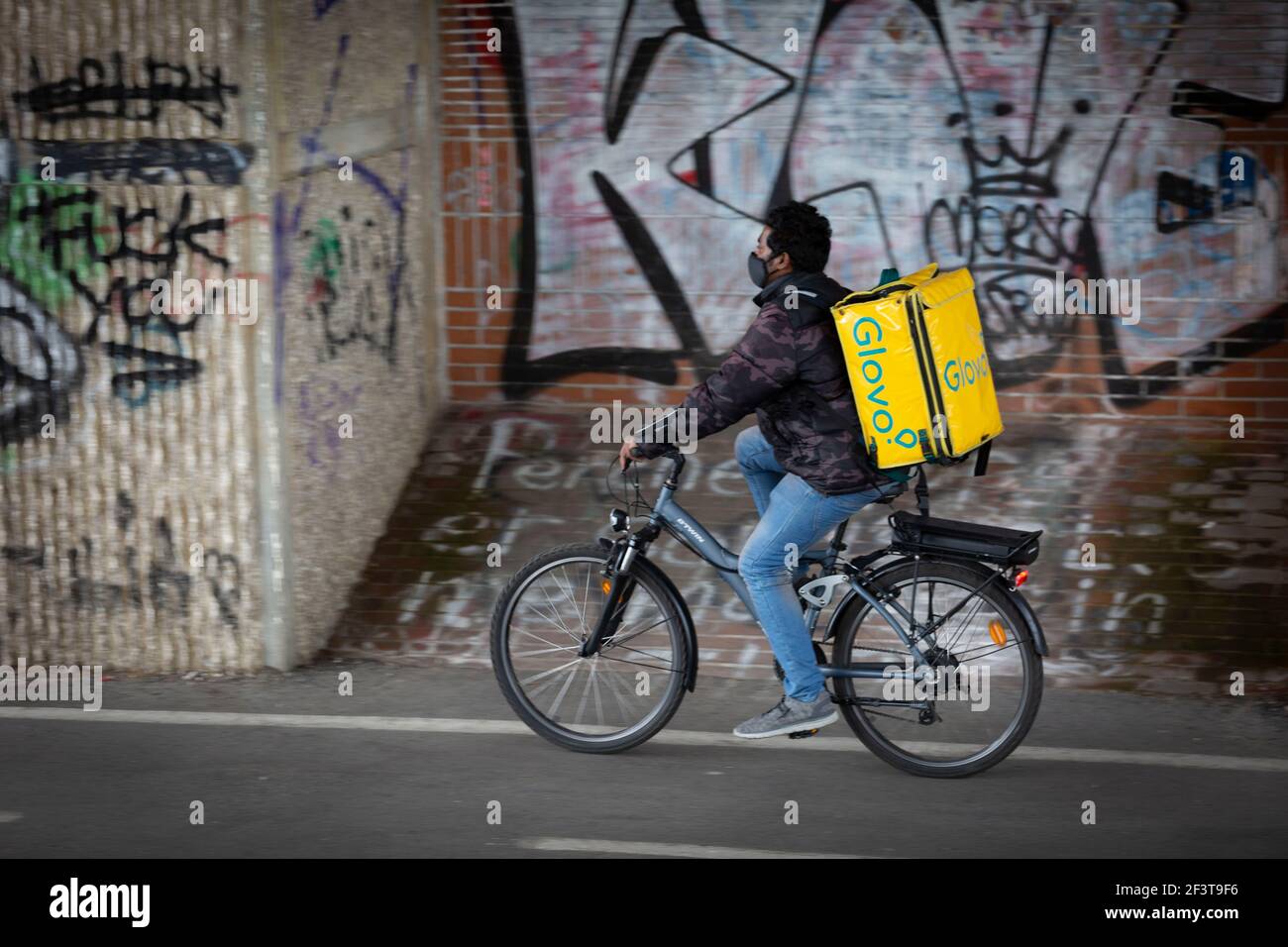 Pilote de livraison de nourriture sur vélo électrique Banque D'Images