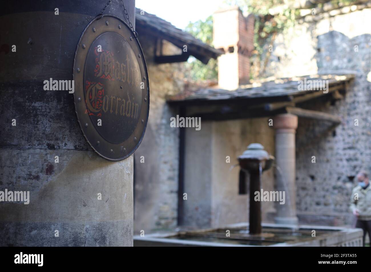 Panneau sur un bouclier métallique dans la colonie médiévale à la fontaine et la prise d'eau Banque D'Images