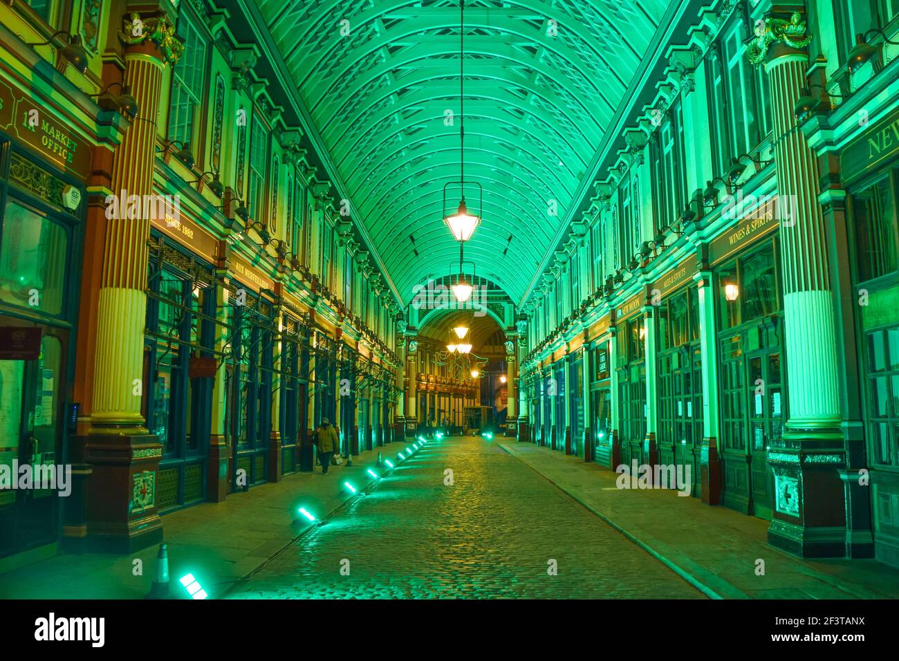 Londres, Royaume-Uni, 17 mars 2021. Le marché Leadenhall de la ville de Londres est illuminé en vert à l'occasion de la fête de la St Patrick. Credit: Vuk Valcic/Alamy Live News Banque D'Images