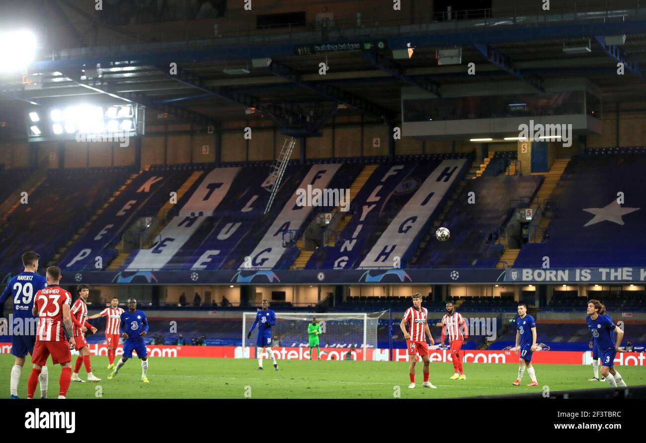 Gardez les bannières Blue Flag Flying High dans les tribunes pendant la partie de la Ligue des champions du match de 16 deuxième jambe au Stamford Bridge, Londres. Date de la photo: Mercredi 17 mars 2021. Banque D'Images