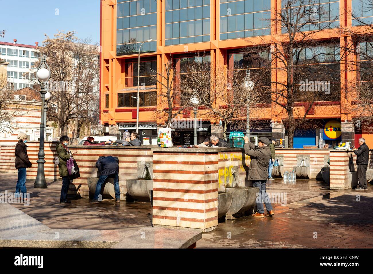 Public source de puits d'eau minérale personnes remplissant des bouteilles au puits d'eau de source des bains de minéraux centraux dans le centre de Sofia, Bulgarie, Europe de l'est, UE Banque D'Images