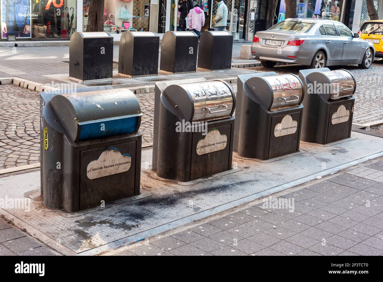 Bacs de recyclage compacts publics dans le centre-ville de Sofia, Bulgarie, Europe de l'est, UE Banque D'Images