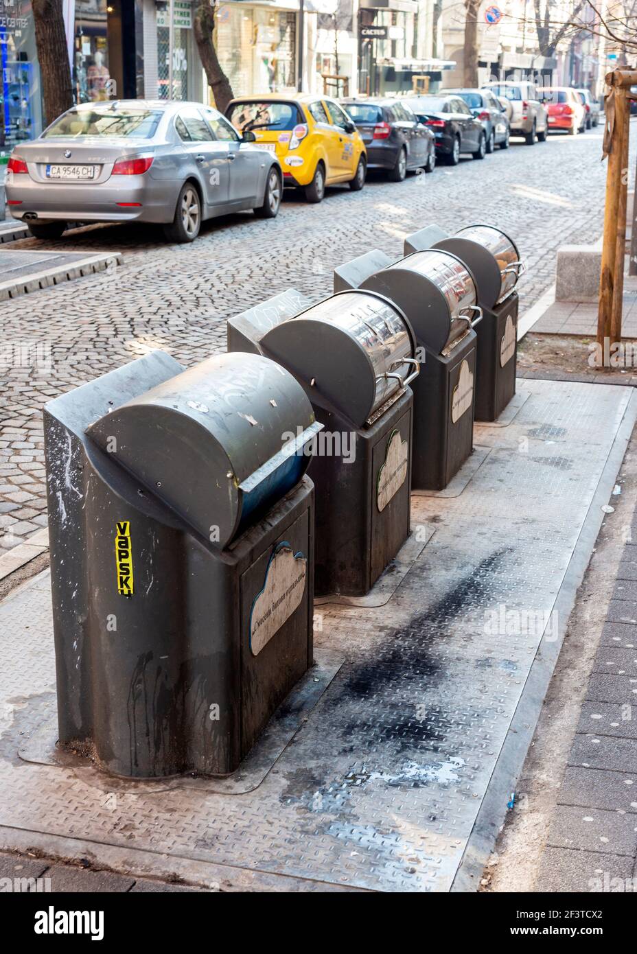 Bacs de recyclage compacts publics dans le centre-ville de Sofia, Bulgarie, Europe de l'est, UE Banque D'Images