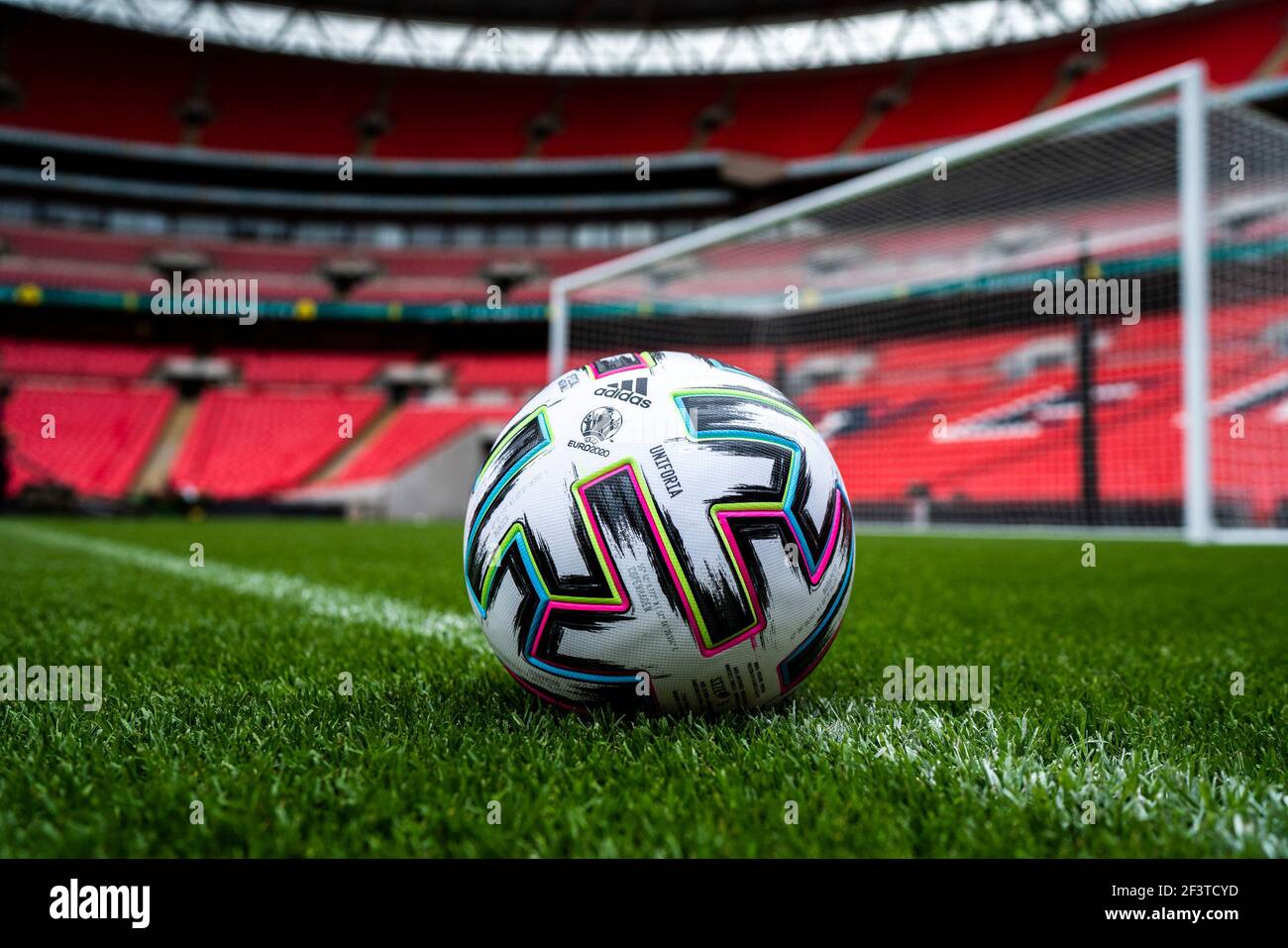 Ballon de foot hotsell adidas 2020