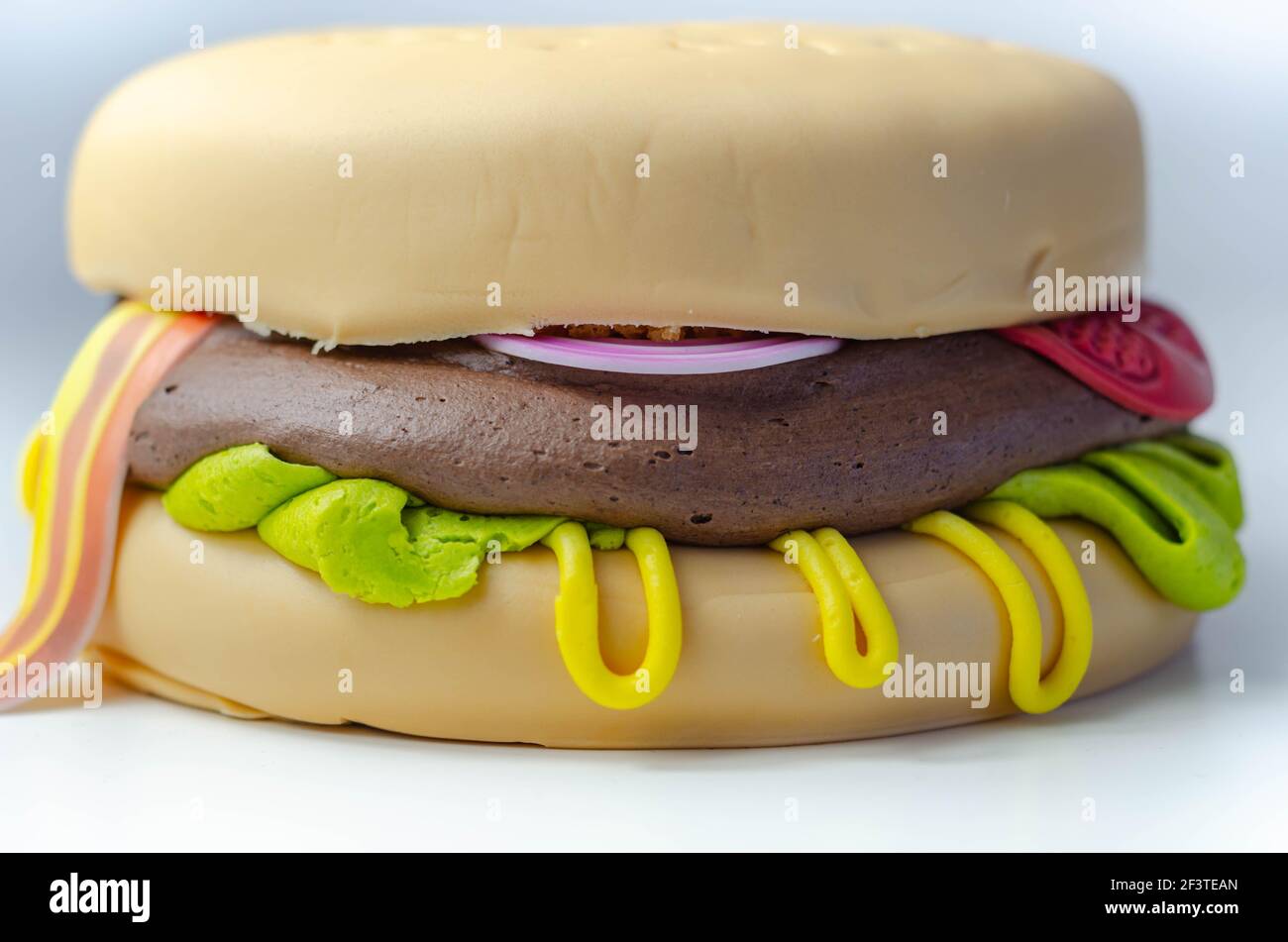 Gateau Burger Gateau De Madere Et De Chocolat En Eponge Rempli De Glacage Recouvert De Glacage Doux Et De Decorations De Sucre Comestible Gateau Dans La Forme B Photo Stock Alamy Gateau Burger Gateau De Madere Et De Chocolat En Eponge Rempli De Glacage Recouvert De Glacage Doux Et De Decorations De Sucre Comestible Gateau Dans La Forme B Photo Stock Alamy