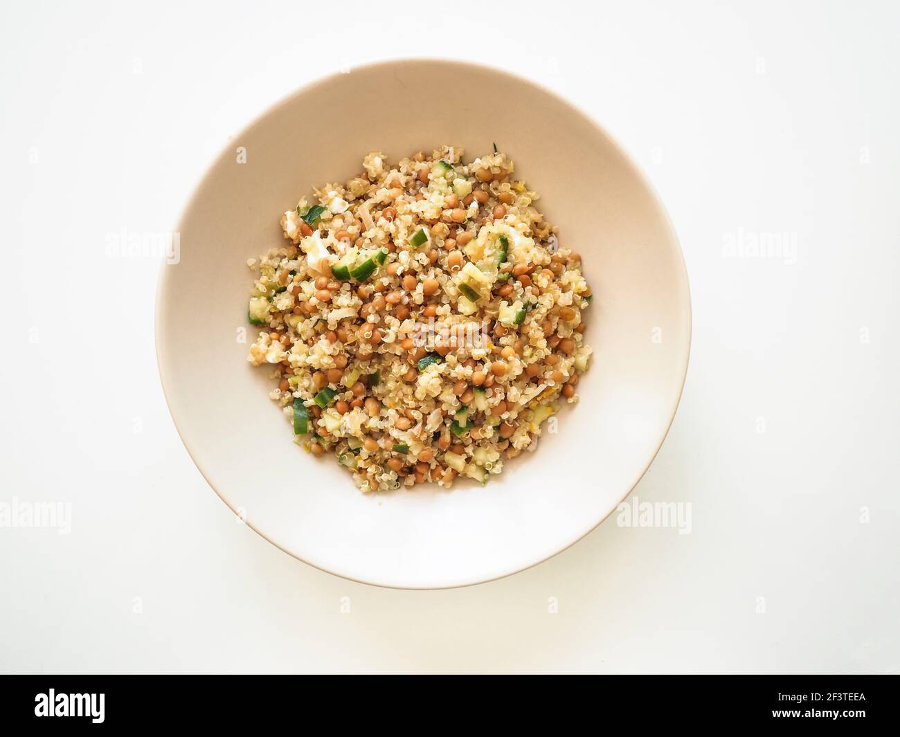 Salade de quinoa et de lentilles dans une assiette vue d'en haut - concept de flaylay Banque D'Images