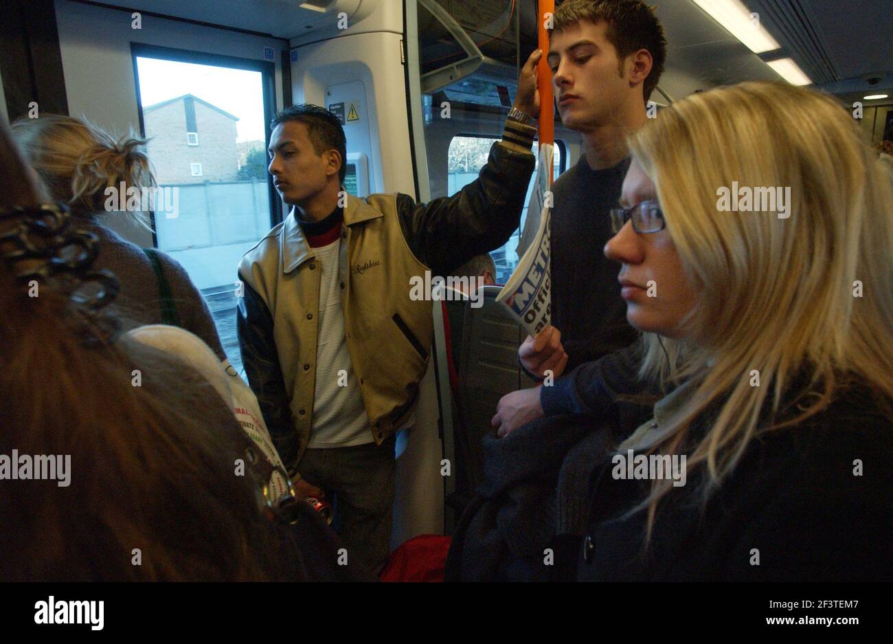 NAVETTEURS SUR LE TRAIN DE 7.23 WINDSOR À WATERLOO.16 MARS 2007 TOM PILSTON Banque D'Images