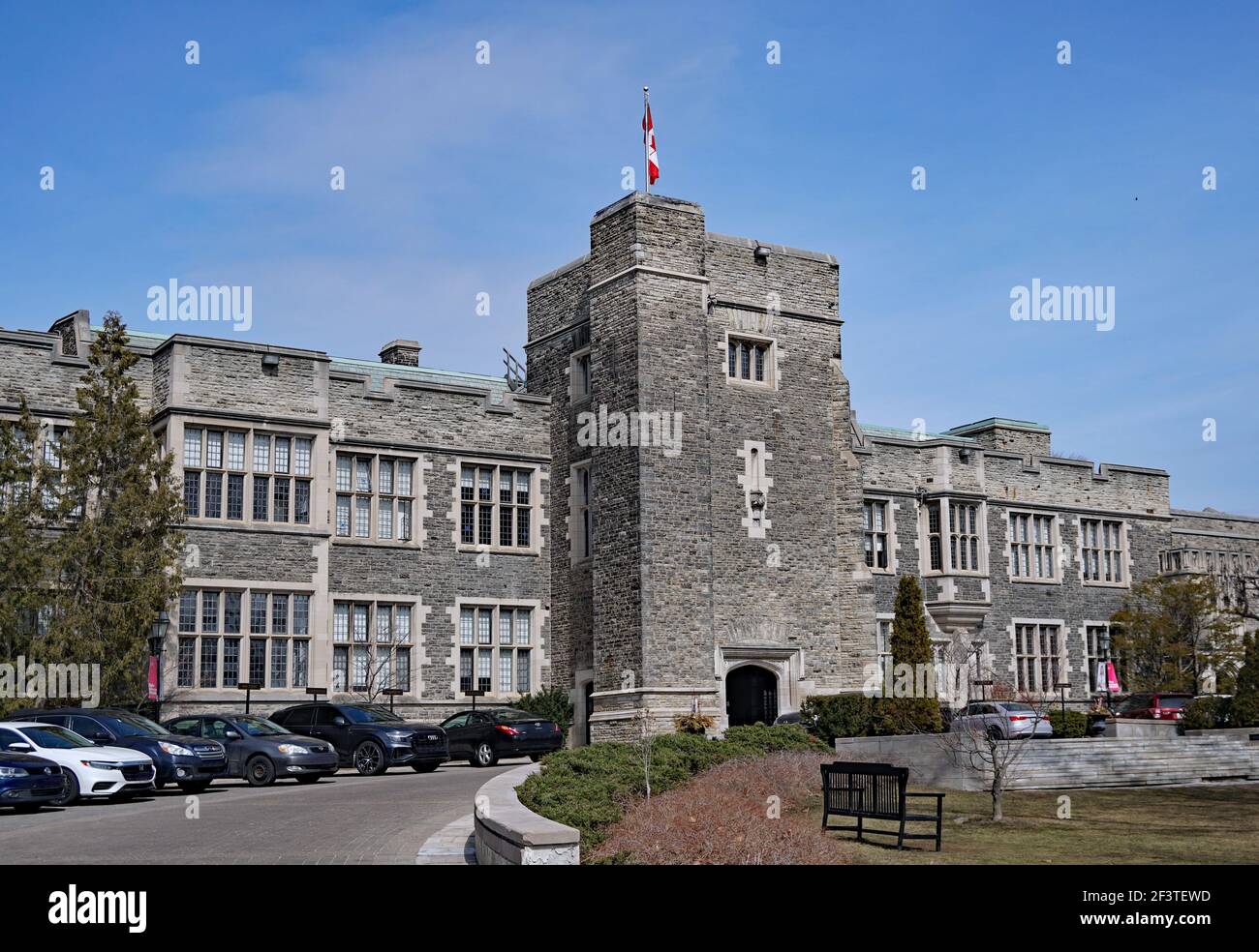 Toronto, Canada - le 16 mars 2021 : l'impressionnante façade en pierre gothique de l'école Bishop Strachan, une prestigieuse école secondaire privée pour filles. Banque D'Images