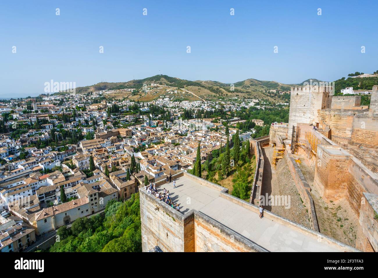 Puerta y Torre de las Armas et vue sur la ville depuis la forteresse Alcazaba, l'une des plus anciennes parties de l'Alhambra, Alhambra y Generalife, Grenade, Espagne Banque D'Images
