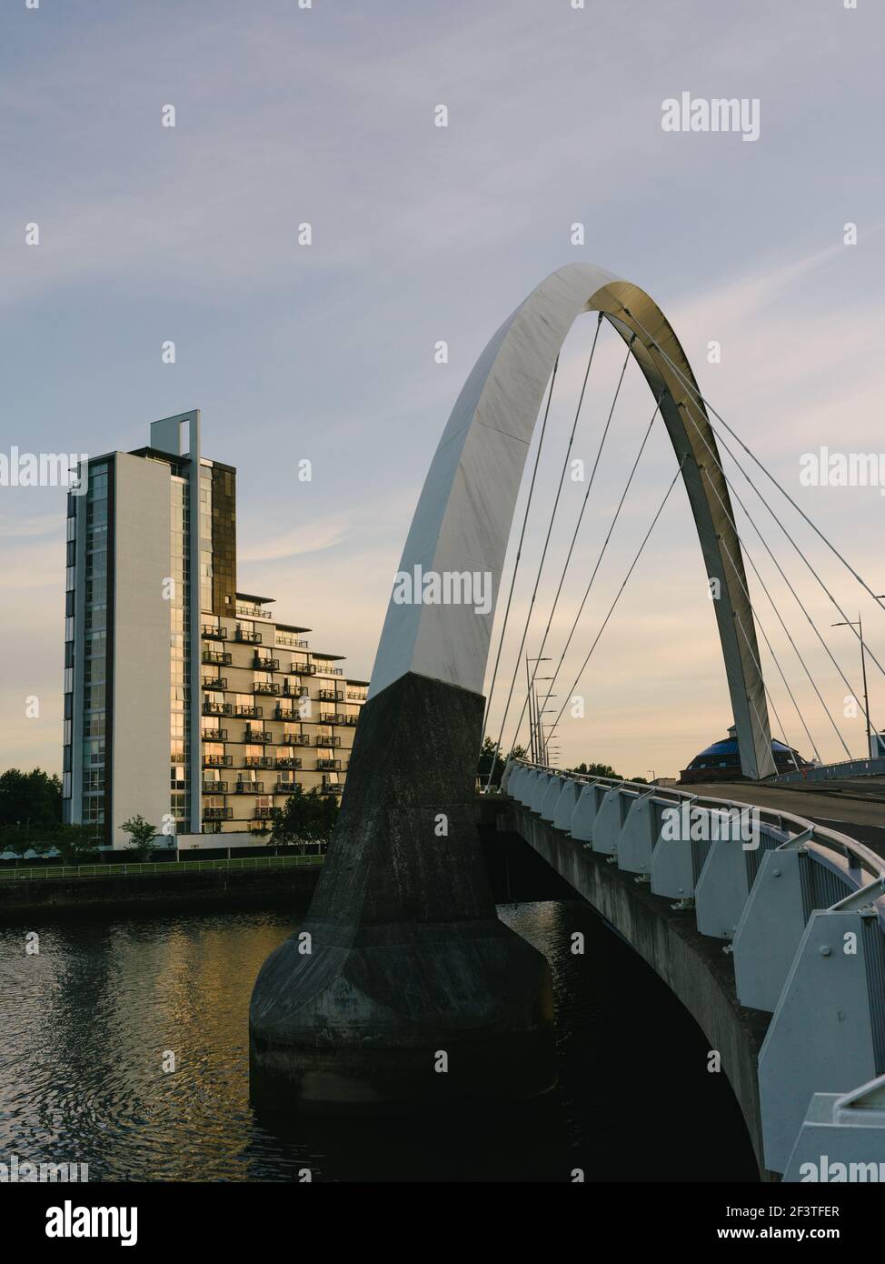 Vue sud sur la rivière Clyde au crépuscule avec coucher du soleil se reflétant dans les appartements juste au-delà de l'arc du pont Squinty, Glasgow, Écosse, Royaume-Uni. Banque D'Images
