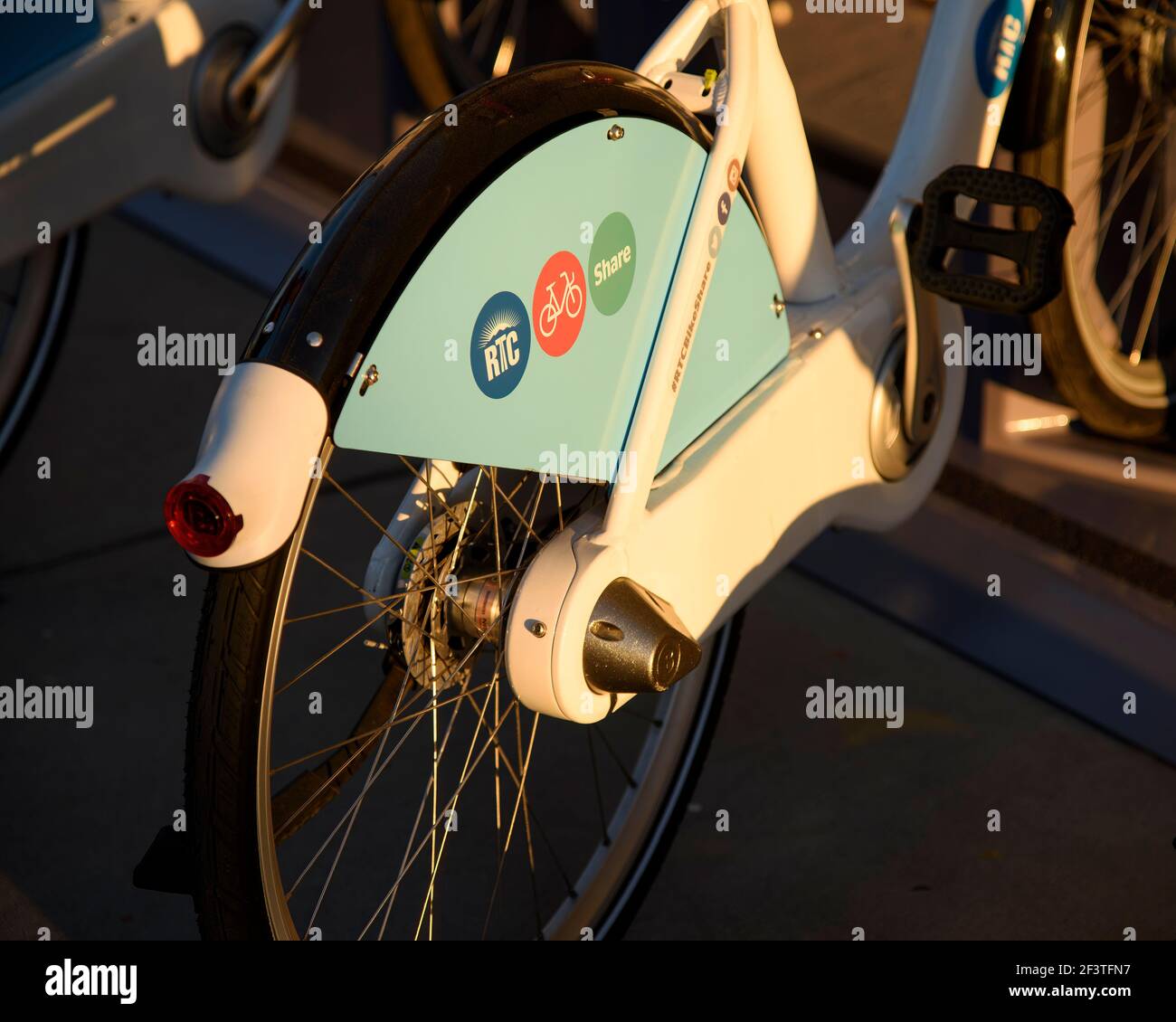Un vélo de location sur un rack le matin au soleil Dans le quartier des arts de Las Vegas Banque D'Images