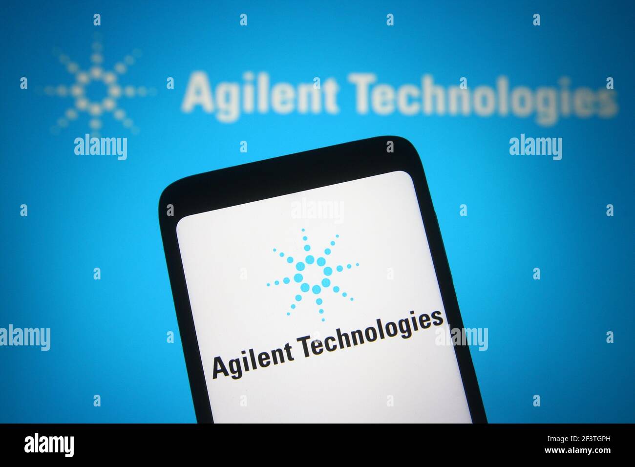 Ukraine. 17 mars 2021. Sur cette photo, un logo Agilent technologies apparaît sur un smartphone et un écran d'ordinateur. (Photo de Pavlo Gonchar/SOPA Images/Sipa USA) crédit: SIPA USA/Alay Live News Banque D'Images