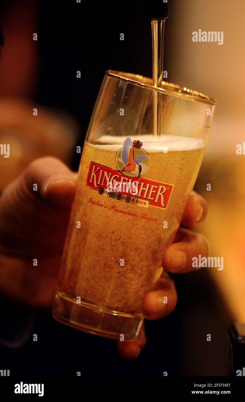 DÉGUSTATION DE BIÈRE AU SALON DE LA BONNE CUISINE, EARLS CT.LONDON.10/12/04 PILSTON. Banque D'Images DÉGUSTATION DE BIÈRE AU SALON DE LA BONNE CUISINE, EARLS CT.LONDON.10/12/04 PILSTON. Banque D'Images