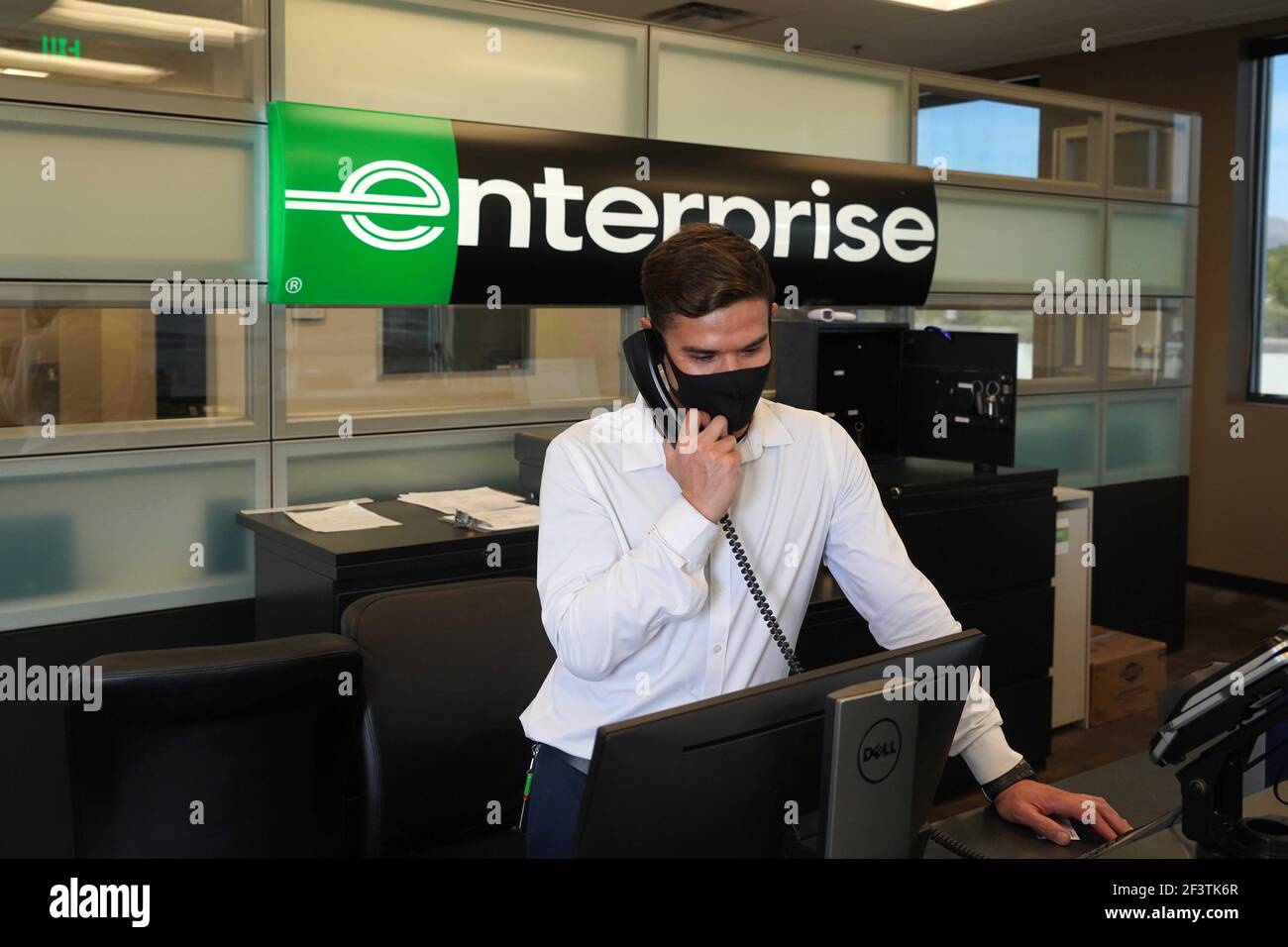 Un agent du service à la clientèle parle par téléphone à Enterprise Rent-A-Caroffice, le lundi 8 mars 2021, à Scottsdale, Ariz. Banque D'Images
