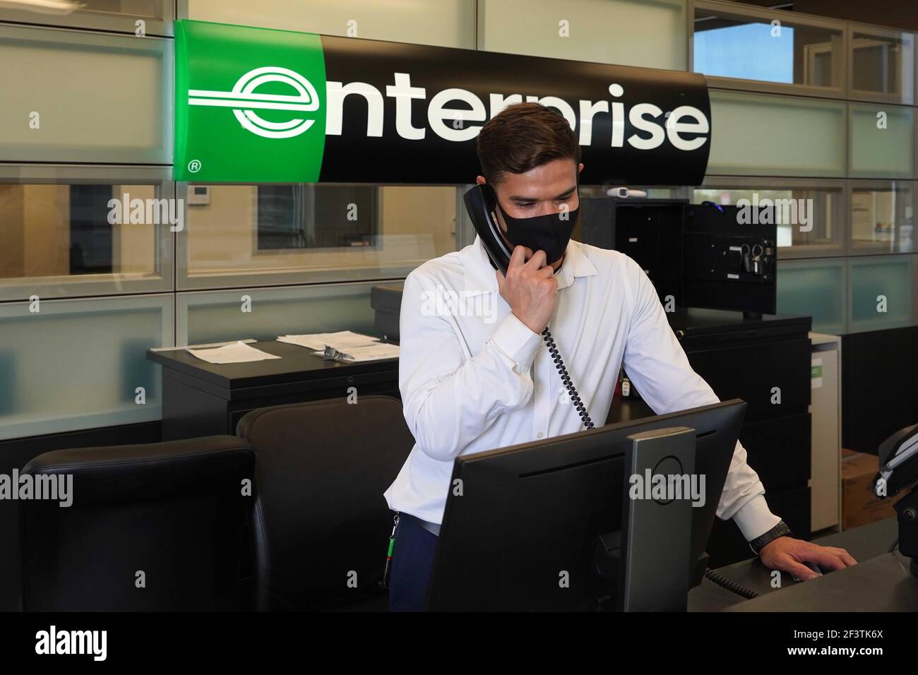 Un agent du service à la clientèle parle par téléphone à Enterprise Rent-A-Caroffice, le lundi 8 mars 2021, à Scottsdale, Ariz. Banque D'Images