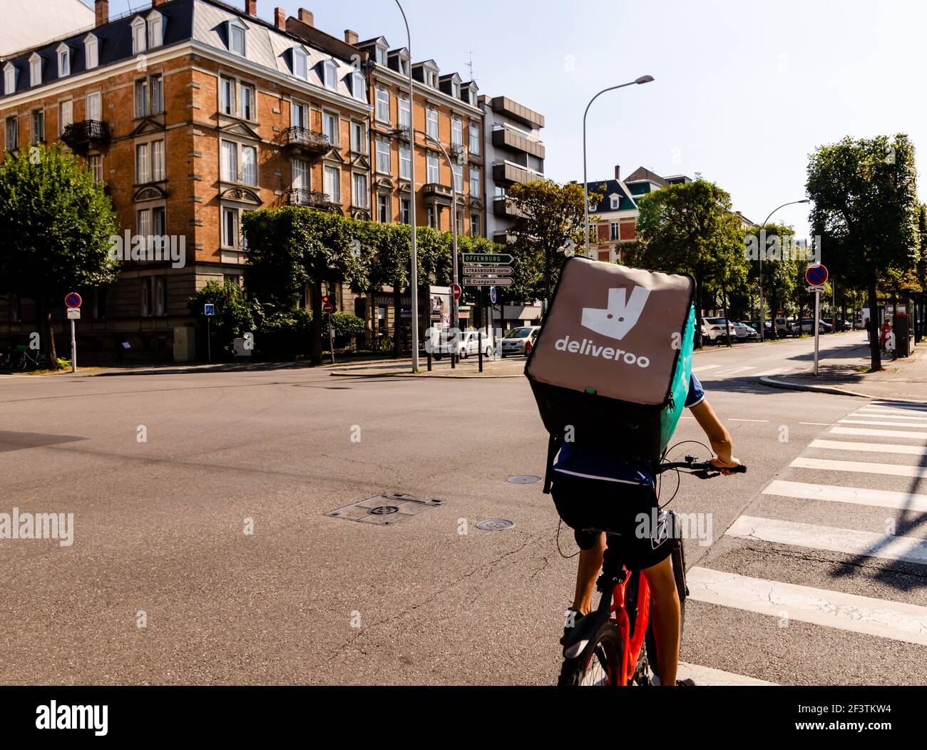 Strasbourg, France. Août 2019. Dans le quartier historique de la petite France, un liveur Deliveroo traverse le pont pour faire une livraison, la Banque D'Images