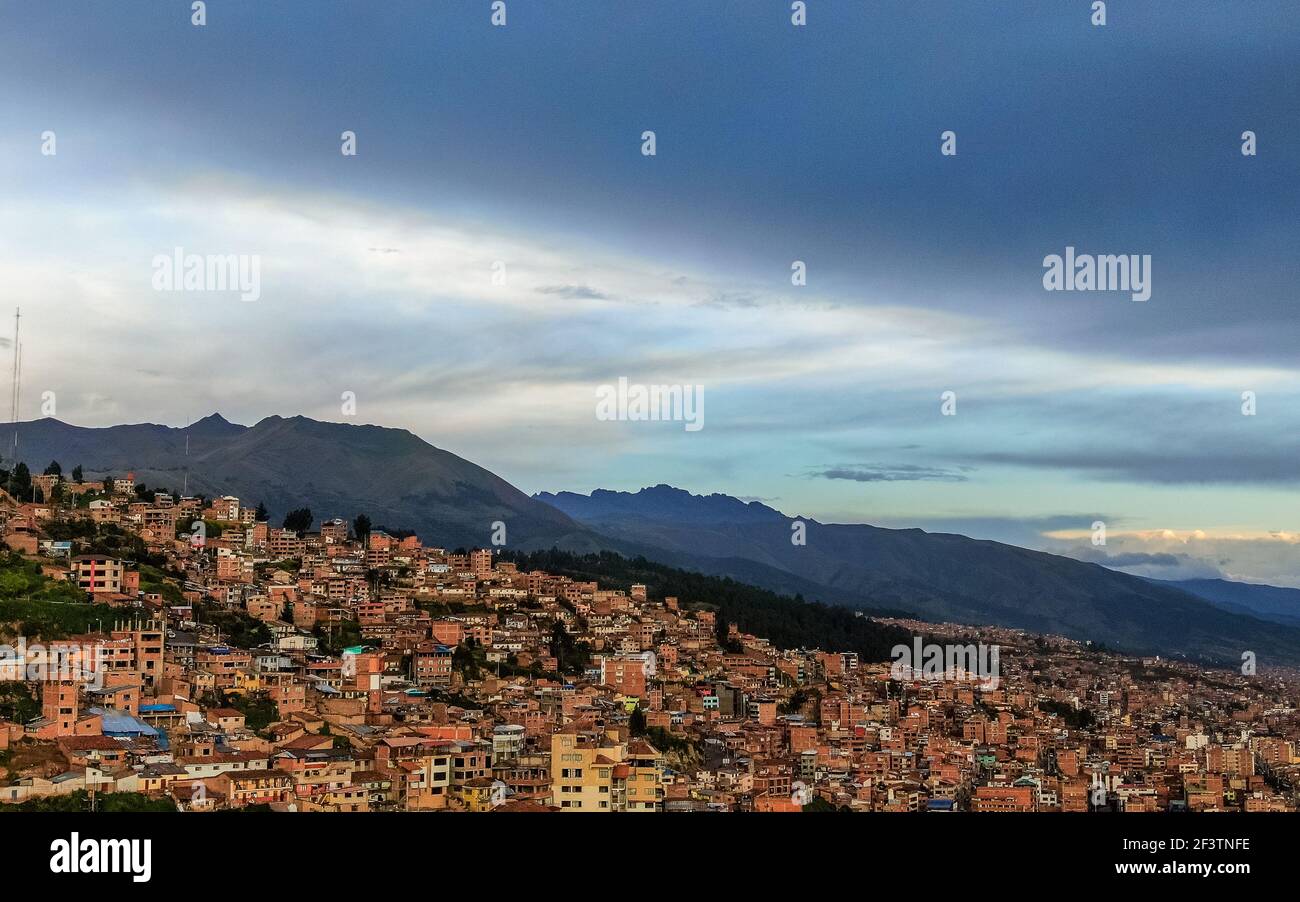 Vue panoramique de drone dans une belle après-midi pendant le coronavirus Quarantaine dans la ville de Cusco représentant une colline du nord quartier avec maisons th Banque D'Images