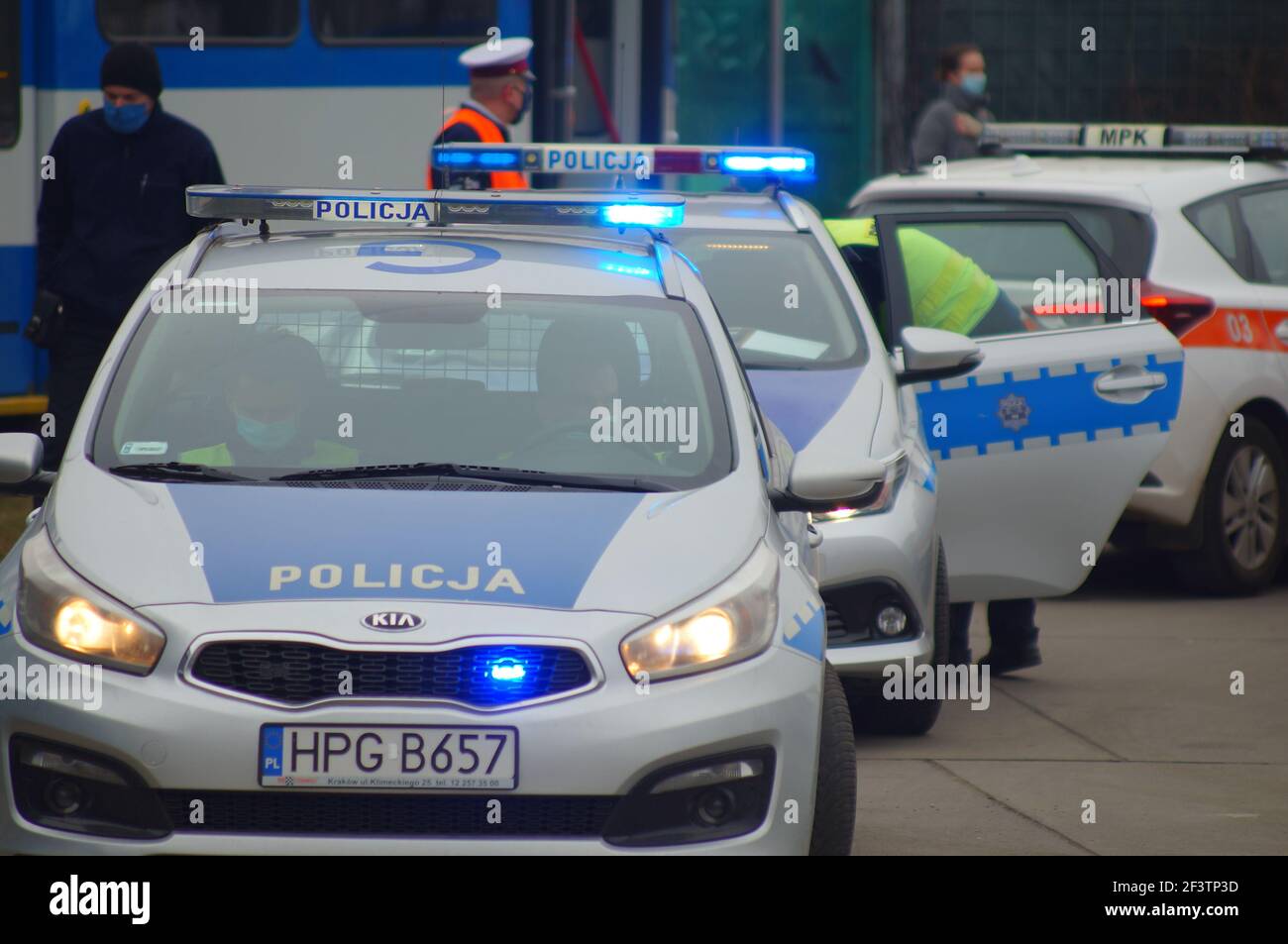 Cracovie, Pologne - 03.11.2021: Accident impliquant un tramway et des passagers - véhicules de police, médicaux et de police de la circulation. Le lieu de l'incident à Cracovie Banque D'Images