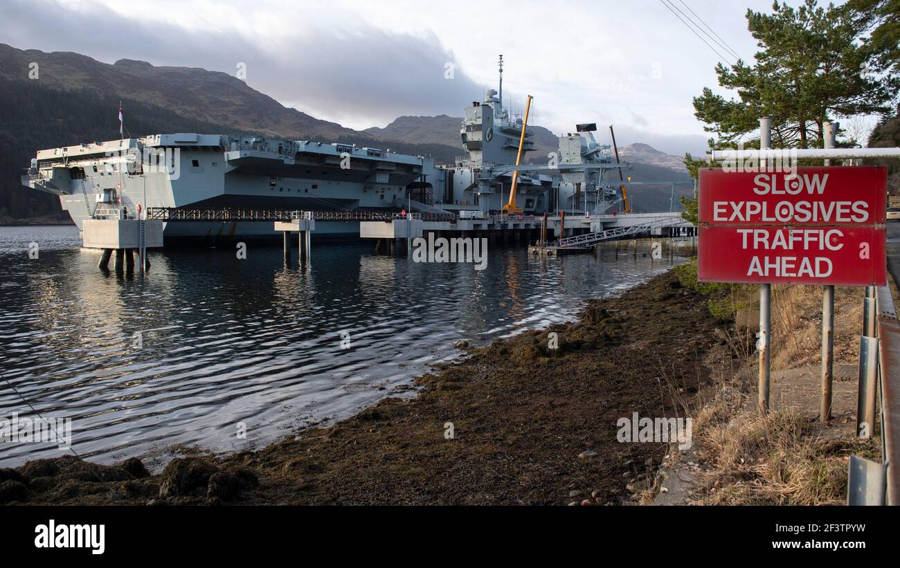 Finnart, Loch long, Écosse, Royaume-Uni. 17 mars 2021. Le HMS Queen Elizabeth est le navire de guerre le plus grand et le plus avancé jamais construit pour la Marine royale. Le HMS Queen Elizabeth (en photo) et le HMS Prince of Wales sont les navires-drapeaux du pays qui pèsent 65,000 tonnes et mesurent 280 mètres de longueur. Le porte-avions est actuellement amarré sur le côté de long Loch à Glen Mallan pour prendre du carburant, des munitions et d'autres fournitures, avant les exercices navals qui font partie du groupe d'attaque britannique Carrier Strike Group 2021. Le bateau doit partir le dimanche. Crédit : Colin Fisher/Alay Live News Banque D'Images