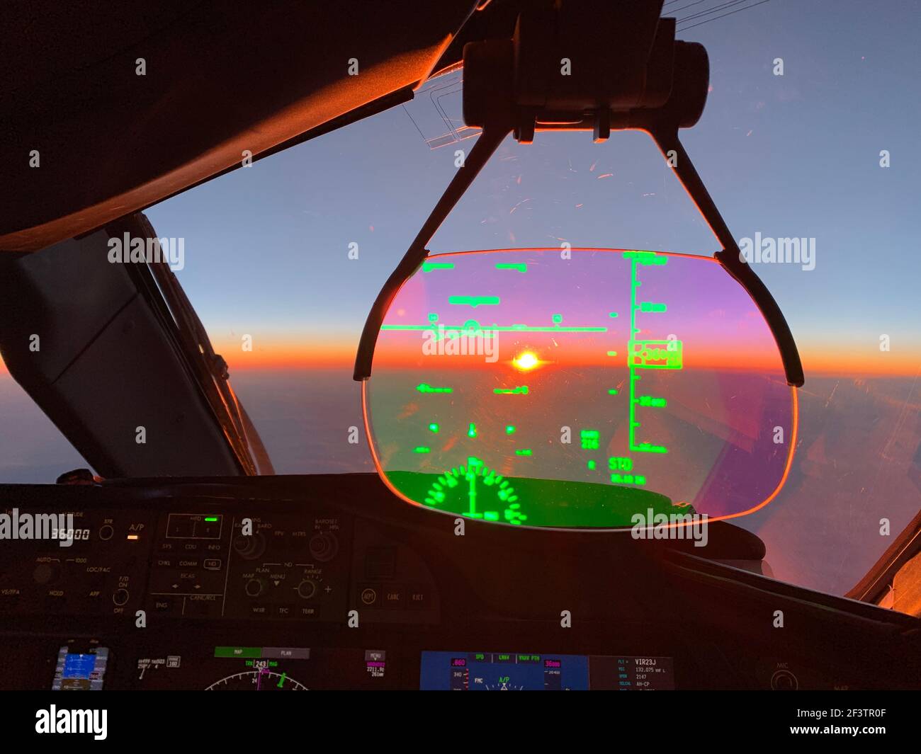 Vue à l'intérieur du cockpit sur un vol commercial de Virgin Atlantic L'Atlantique pendant le vol au coucher du soleil et le soleil se rerise Banque D'Images
