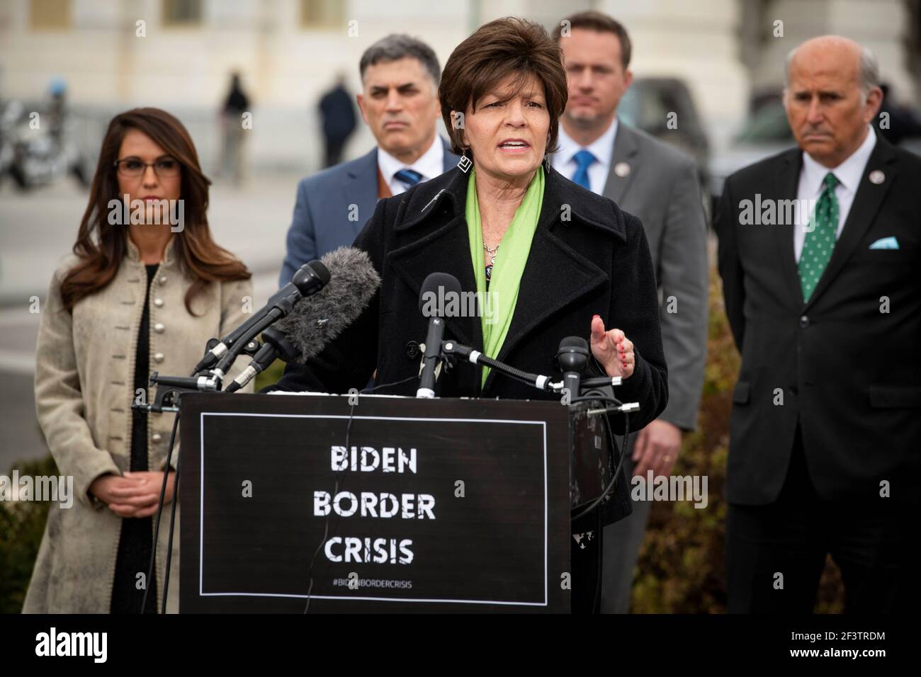 Yvette Herrell, représentante des États-Unis (républicaine du Nouveau-Mexique), fait des remarques lors d'une conférence de presse du House Freedom Caucus sur l'immigration à la frontière sud, à l'extérieur du Capitole des États-Unis à Washington, DC, le mercredi 17 mars 2021. Crédit : Rod Lamkey/CNP/MediaPunch Banque D'Images