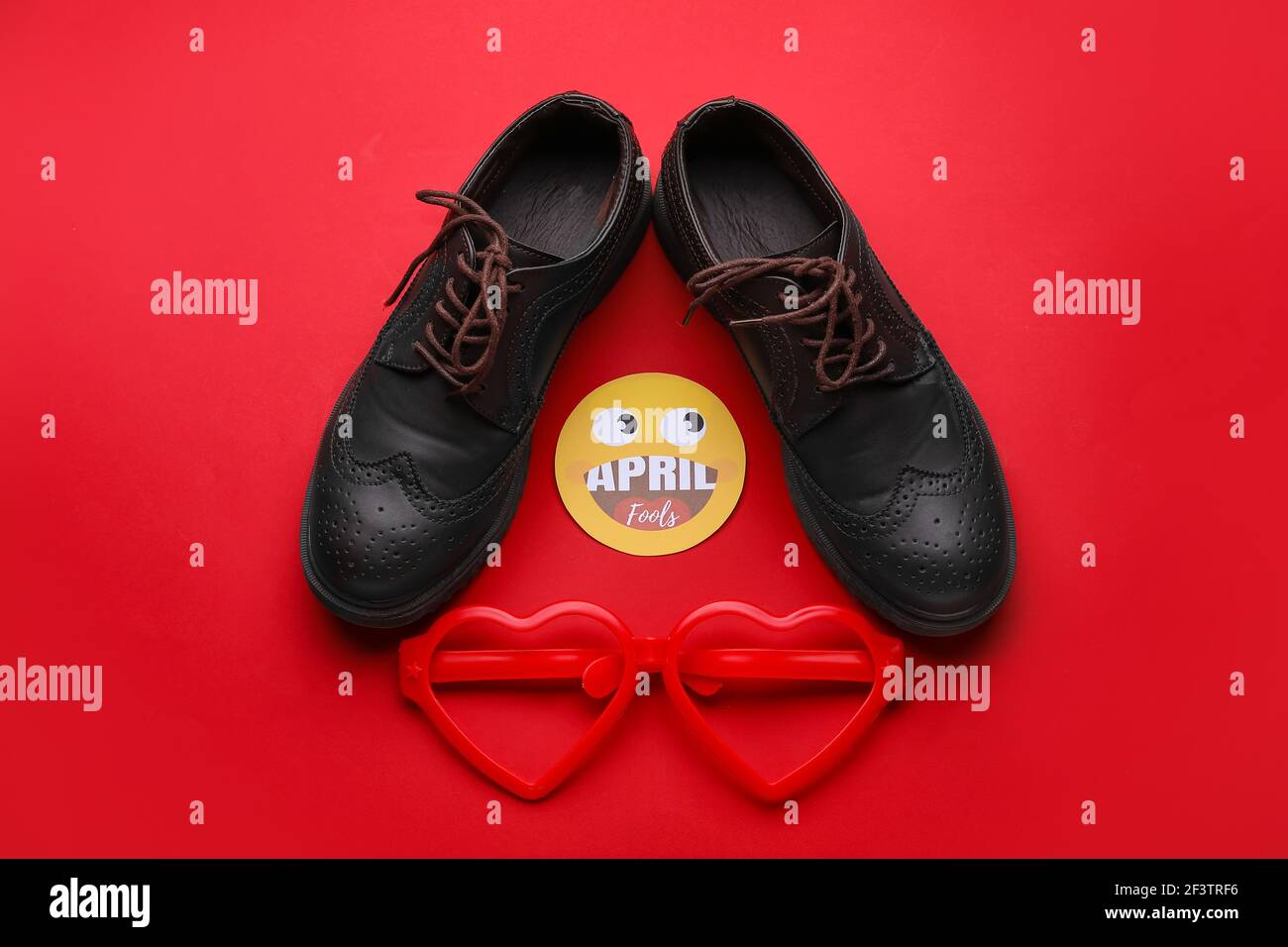 Chaussures et décoration de fête sur fond de couleur. Le jour de la fête de  la Fool d'avril Photo Stock - Alamy