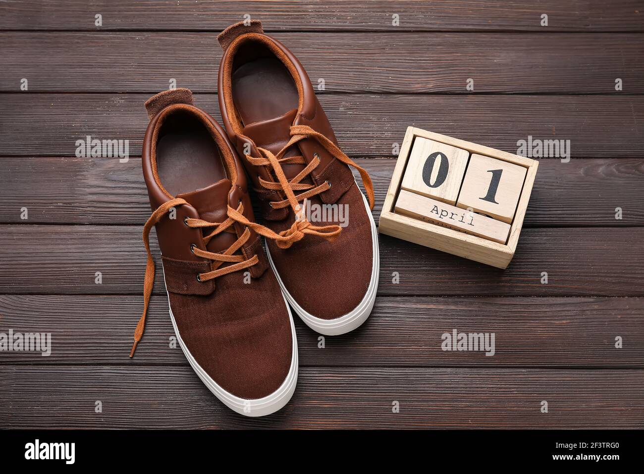 Chaussures avec lacets et calendrier à la date d'avril Journée des fous sur  fond de bois Photo Stock - Alamy