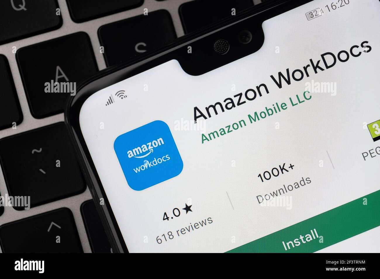 Application Amazon WorkDocs affichée sur l'écran du smartphone placé sur le clavier de l'ordinateur portable. Stafford, Royaume-Uni, 14 mars 2021 Banque D'Images