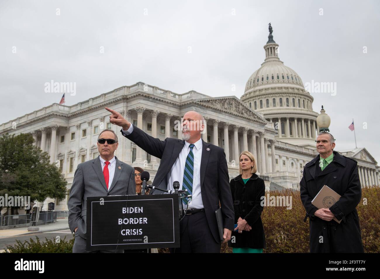 Le représentant des États-Unis Chip Roy (républicain du Texas) fait des remarques lors d'une conférence de presse du House Freedom Caucus sur l'immigration à la frontière sud, à l'extérieur du Capitole des États-Unis à Washington, DC, le mercredi 17 mars 2021. Crédit : Rod Lamkey/CNP/MediaPunch Banque D'Images