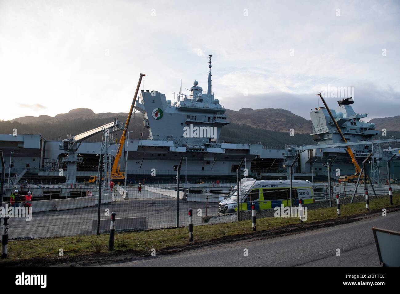 Finnart, Loch long, Écosse, Royaume-Uni. 17 mars 2021. Le HMS Queen Elizabeth est le navire de guerre le plus grand et le plus avancé jamais construit pour la Marine royale. Le HMS Queen Elizabeth (en photo) et le HMS Prince of Wales sont les navires-drapeaux du pays qui pèsent 65,000 tonnes et mesurent 280 mètres de longueur. Le porte-avions est actuellement amarré sur le côté de long Loch à Glen Mallan pour prendre du carburant, des munitions et d'autres fournitures, avant les exercices navals qui font partie du groupe d'attaque britannique Carrier Strike Group 2021. Le bateau doit partir le dimanche. Crédit : Colin Fisher/Alay Live News Banque D'Images