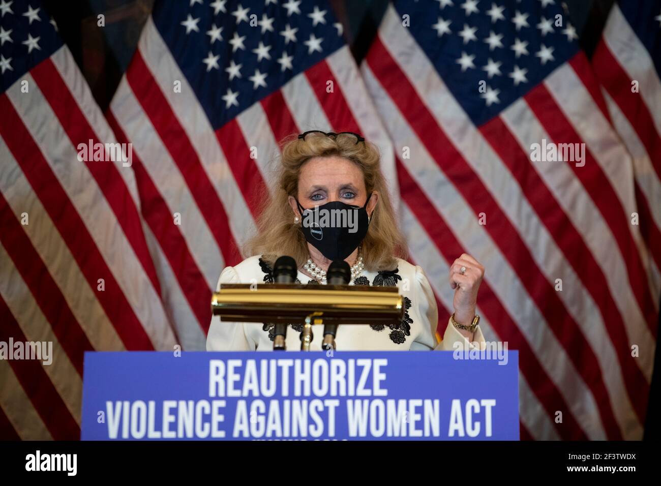 La représentante des États-Unis Debbie Dingell (démocrate du Michigan) fait des remarques lors d'une conférence de presse sur la violence contre les femmes Act, au Capitole des États-Unis à Washington, DC, le mercredi 17 mars 2021. Crédit : Rod Lamkey/CNP/MediaPunch Banque D'Images