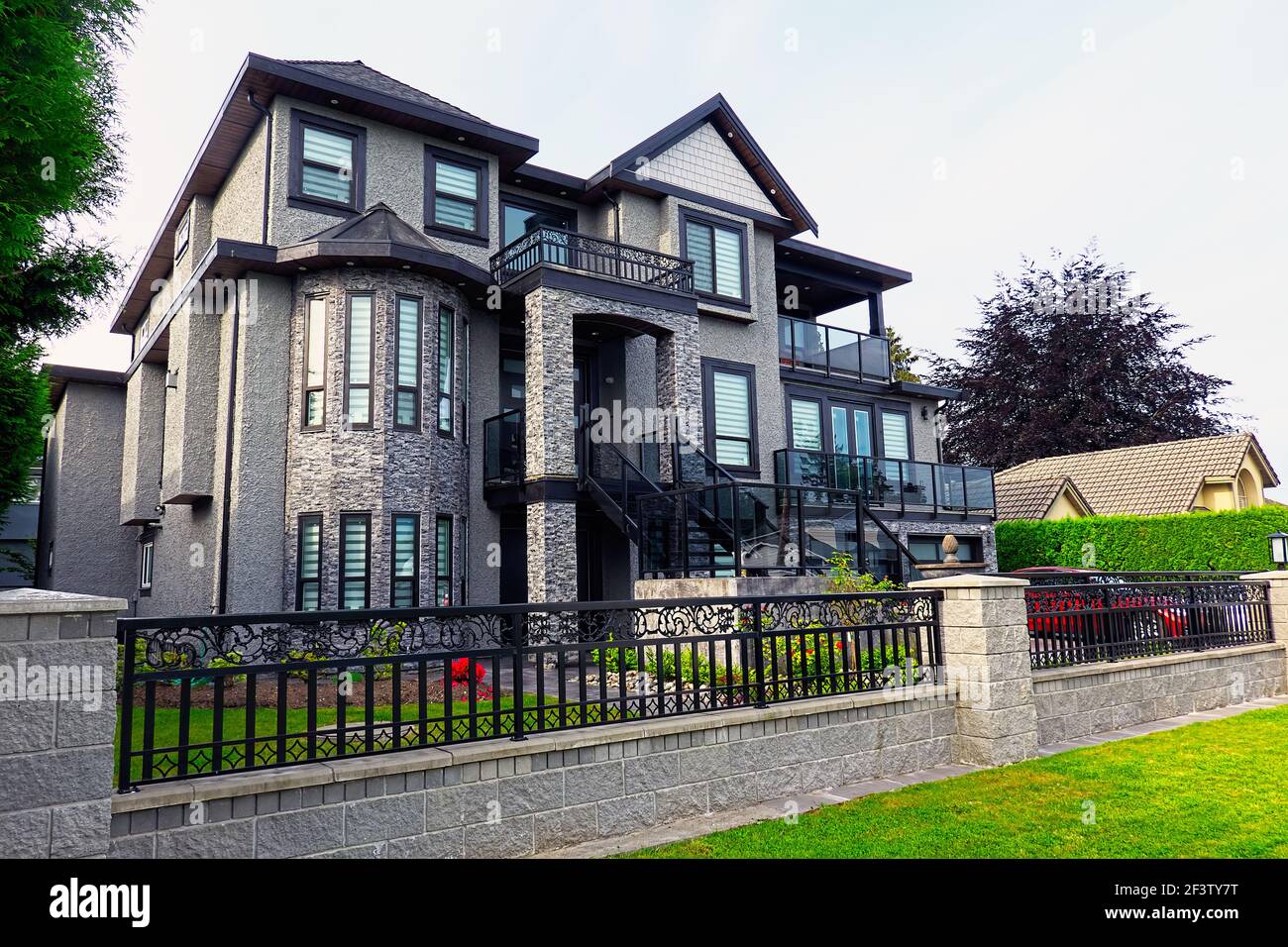 Architecture résidentielle. Lower Mainland, B. C., Canada. Mai 2020. Photo. Banque D'Images
