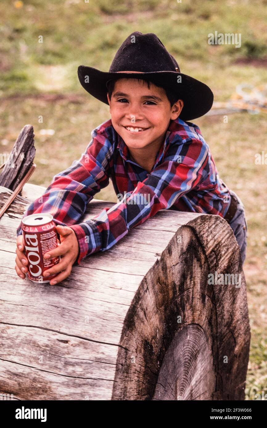 Un jeune fan de rodéo de cow-boy est heureux d'assister à un rodéo de petite ville au Nouveau-Mexique. Banque D'Images