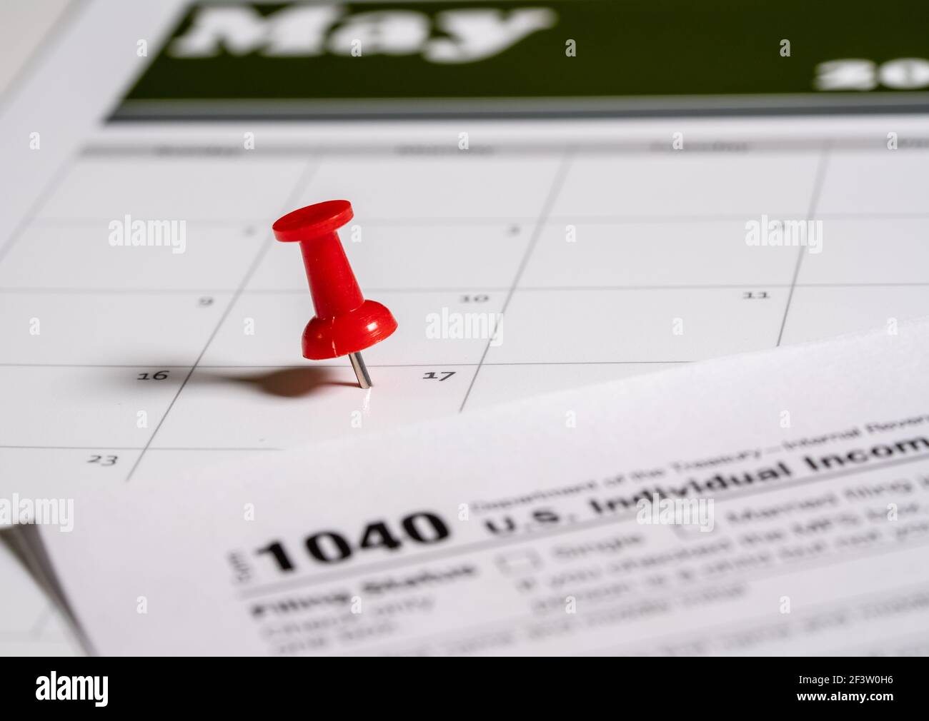 Calendrier avec punaise inséré à la date de mai 17 pour illustrer la nouvelle date de production de déclaration de revenus du 17 mai 2021. Banque D'Images