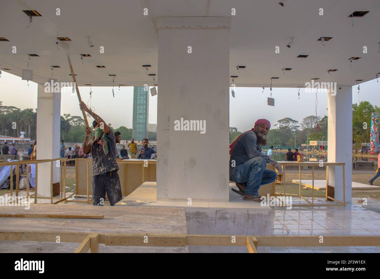 Dhaka, Bangladesh. 17 mars 2021. Le salon du livre se préparer pour la dernière fois avant de commencer. Chaque année, il a été commencé le février et connu comme 'Amar ekushay Boi Mela' mais cette année, le virus Corona a tout changé. Elle a entravé presque tous les secteurs. En raison du virus Corona, cette année, le 'Amar Ekushay Boi Mela' se produit un peu tard à partir du moment réel à Dhaka. (Photo de MD IBRAHIM/Pacific Press) crédit: Pacific Press Media production Corp./Alay Live News Banque D'Images