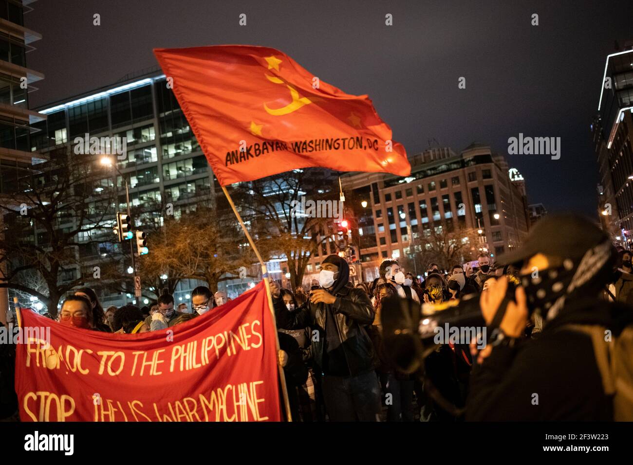 Les manifestants se rassemblent pour attirer l'attention sur la discrimination américano-asiatique et se rappellent les vies américano-asiatiques perdues lors d'une série de fusillades qui ont eu lieu la nuit dernière à Atlanta, à Chinatown, Washington, DC, mercredi, Le 17 mars 2021, dans le contexte de la pandémie du coronavirus. La nuit dernière, un tireur blanc aurait ciblé des salons de massage américains et asiatiques autour d'Atlanta, tuant huit personnes dans une série de fusillades, dont six femmes d'origine asiatique, comme l'ont signalé les crimes haineux contre les Américains d'origine asiatique pendant la pandémie. (Graeme Sloan/Sipa USA) Banque D'Images