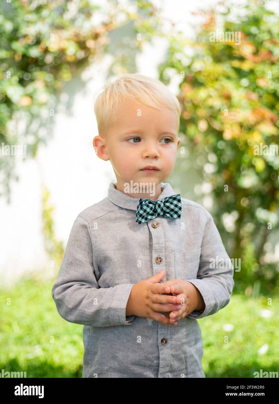Mode enfant. Petit gar on gentleman avec noeud papillon. Bonne