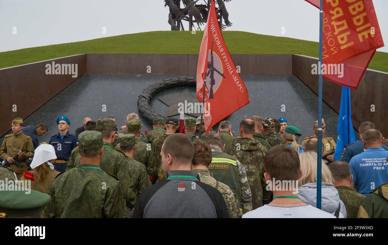 Rzhev, Russie. 4 septembre 2020. Couronne au pied du Mémorial de Rzhev au Soldat soviétique pendant l'événement.expédition internationale de recherche 'Rzhev. Kalinin Front'' a eu lieu du 3 au 17 septembre, non loin du Mémorial de Rzhev au soldat soviétique. L'expédition était organisée par la Société historique militaire russe. En 2020, près de 500 moteurs de recherche provenant de 53 régions de la Fédération de Russie ont travaillé sur le territoire du district de Rzhevsky. Ils ont découvert les restes de plus de 704 soldats de l'Armée rouge qui sont morts pendant la Grande Guerre patriotique, 12 noms ont été établis. ( Banque D'Images