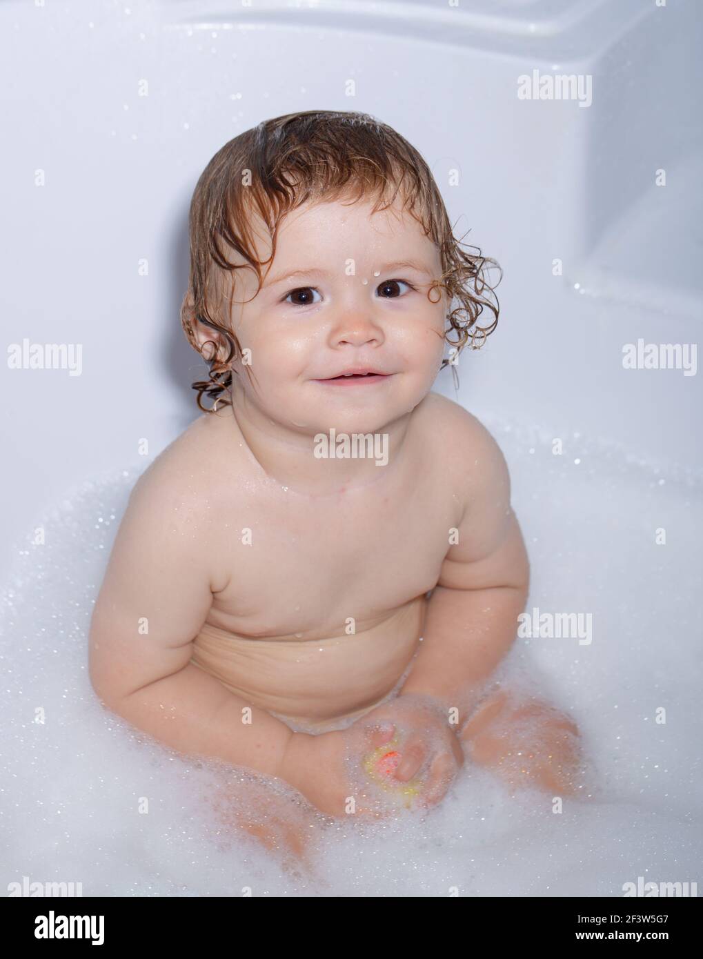 Todler Dans La Douche Bebe Drole Dans La Douche Un Joli Petit Garcon S Est Baigne Dans La Salle De Bain Photo Stock Alamy